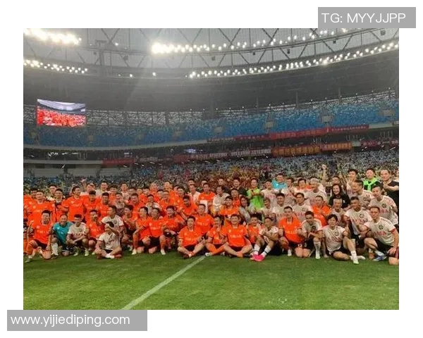 香港足球明星队与成都车队的精彩对决引发球迷热烈期待 香港足球明星队与成都车队的精彩对决引发球迷热烈期待